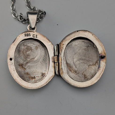 Vintage sterling silver oval locket pendant 3.9g with necklace